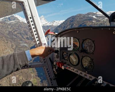 Blick aus dem Cockpit auf einen leichten Flug in Richtung Matterhorn, auch bekannt als Cervino, Aostatal Italien Stockfoto