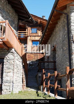 Holz- und Steinhäuser im Dorf Chamois im italienischen Aostatal Stockfoto