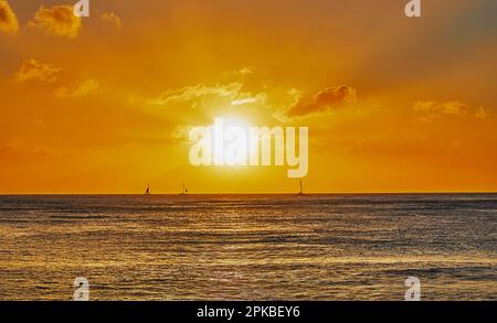 Wunderschöner Sonnenuntergang über dem Meer Stockfoto