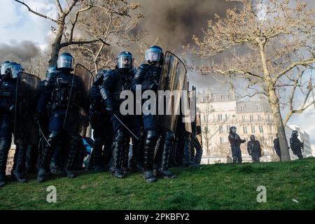 Paris, Frankreich. 6. April 2023. Jan Schmidt-Whitley/Le Pictorium - Demonstration gegen die Rentenreform in Paris - 6/4/2023 - Frankreich / Paris / Paris - Polizeibeamte in Position am Place d'Italie. Am 11. Tag marschierten Demonstranten in Frankreich. Zwischen 600.000 Menschen, laut Regierung, und 2 Millionen, laut Gewerkschaften. Die Prozessionen waren bescheidener als bei früheren Mobilisierungen. In Paris blieben die Demonstranten mobilisiert und enthusiastisch. Kredit: LE PICTORIUM/Alamy Live News Stockfoto