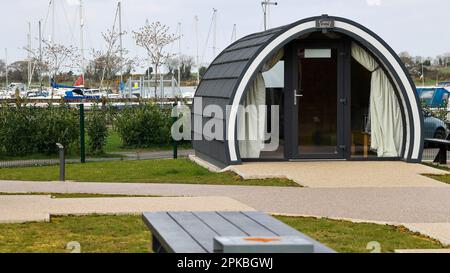 Moderner glampenplatz mit Glamperkapsel und Booten am vom stadtrat betriebenen Standort in Kinnego, Lough Neagh, County Armagh. Stockfoto