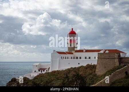 SAGRES, PORTUGAL - 27. FEBRUAR 2023: Leuchtturm von Cabo de São Vicente in Sagres, Portugal, am 27. Februar 2023 Stockfoto