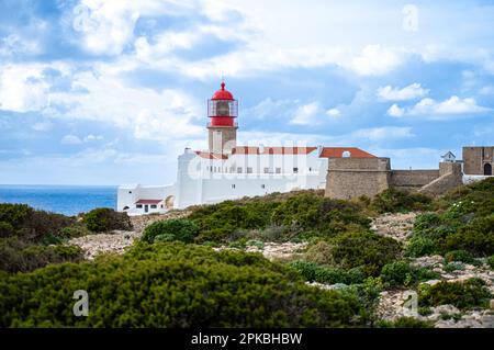 SAGRES, PORTUGAL - 27. FEBRUAR 2023: Leuchtturm von Cabo de São Vicente in Sagres, Portugal, am 27. Februar 2023 Stockfoto