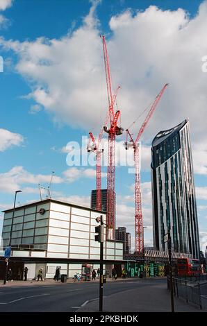 Eintritt zur U-Bahn-Station Elephant and Castle, South London, Großbritannien, mit dem neuen Strata SE1 Gebäude und Baukränen im Hintergrund Stockfoto