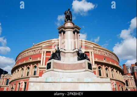 Royal Albert Hall, Kensington, London, Großbritannien, mit dem Denkmal für die Ausstellung von 1851 im Vordergrund