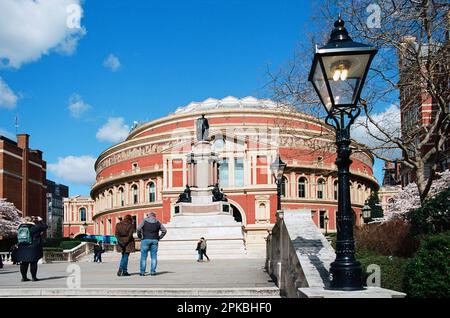 Die Außenfassade der Royal Albert Hall, Kensington, London, Großbritannien, bietet einen Blick vom Süden über der Prince Consort Road, mit Touristen