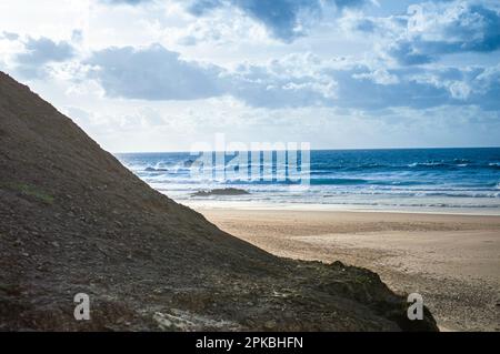 Blick auf die idyllische Naturlandschaft mit felsigen Klippen und Wellen. Felsen am Surferstrand Praia do Castelejo in der Nähe von Sagres. Westatlantik coa Stockfoto