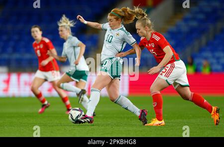 Cardiff, Großbritannien. 06. April 2023. Cardiff, Wales, April 6. 2023: Elise Hughes (15 Wales) und Rachel Furness (10 Northern Ireland) kämpfen um den Ball beim International Friendly Football Match zwischen Wales und Nordirland im Cardiff City Stadium in Cardiff, Wales. (James Whitehead/SPP) Kredit: SPP Sport Press Photo. Alamy Live News Stockfoto