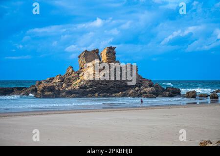 Blick auf die idyllische Naturlandschaft mit felsigen Klippen und Wellen. Felsen am Surferstrand Praia do Castelejo in der Nähe von Sagres. Westatlantik coa Stockfoto