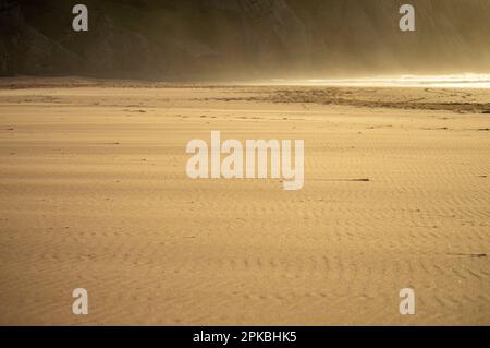 Blick auf die idyllische Naturlandschaft mit felsigen Klippen und Wellen. Felsen am Surferstrand Praia do Castelejo in der Nähe von Sagres. Westatlantik coa Stockfoto