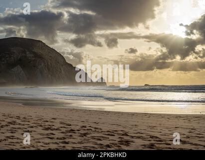 Blick auf die idyllische Naturlandschaft mit felsigen Klippen und Wellen. Felsen am Surferstrand Praia do Castelejo in der Nähe von Sagres. Westatlantik coa Stockfoto