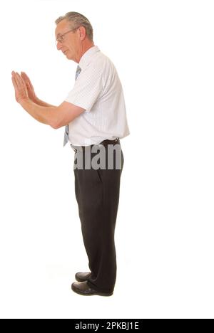 Senior Geschäftsmann Druck gegen imaginäre Wand über Weiß isoliert Stockfoto
