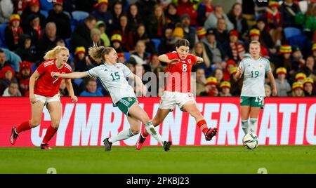 Cardiff, Großbritannien. 06. April 2023. Cardiff, Wales, April 6. 2023: Rebecca Holloway (15 Nordirland) spielt einen Pass beim International Friendly Football Match zwischen Wales und Nordirland im Cardiff City Stadium in Cardiff, Wales. (James Whitehead/SPP) Kredit: SPP Sport Press Photo. Alamy Live News Stockfoto