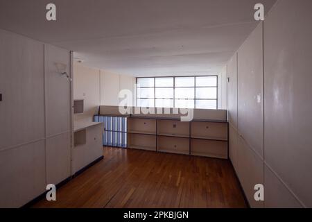 Oberes Hauptschlafzimmer (ohne Möbel), Unité d'habitation, La Cité Radieuse, Marseille, Frankreich Stockfoto