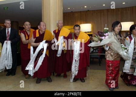 Mitglieder der tibetischen Gemeinde Australiens warten darauf, dem Dalai Lama eine Kata zu überreichen, die vom Dalai Lama gesegnet und dann um den Hals des Moderators gelegt wird. Sheraton Wentworth Hotel, Sydney, Australien. 14.06.07. Stockfoto