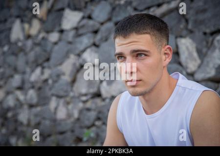 Porträt eines jungen Sportlers mit selbstbewusstem Blick auf die Zukunft, Foto mit Kopierbereich Stockfoto