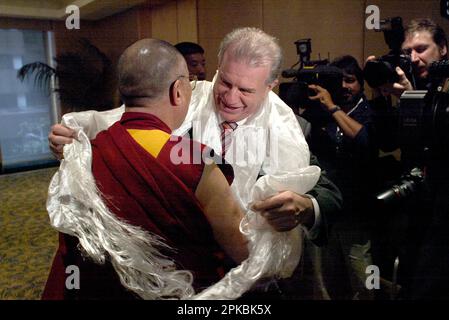 Reverend Bill Crews von der Uniting Church, bekannt für seine soziale Arbeit und ein beliebtes christliches Radioprogramm, begrüßt seine Heiligkeit den 14. Dalai Lama und hat eine Kata gesegnet nach einer Pressekonferenz, die im Rahmen des 11-tägigen Besuchs des Dalai Lama in Australien (6.-16. Juni) stattfand. Sheraton Wentworth Hotel, Sydney, Australien. 14.06.07. Stockfoto