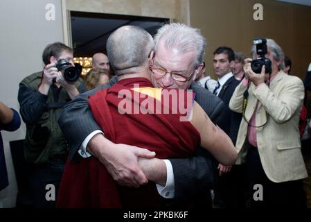 Reverend Bill Crews von der Uniting Church, bekannt für seine soziale Arbeit und ein beliebtes christliches Radioprogramm, begrüßt seine Heiligkeit den 14. Dalai Lama und hat eine Kata gesegnet nach einer Pressekonferenz, die im Rahmen des 11-tägigen Besuchs des Dalai Lama in Australien (6.-16. Juni) stattfand. Sheraton Wentworth Hotel, Sydney, Australien. 14.06.07. Stockfoto