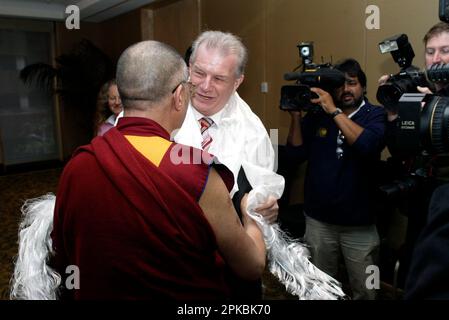 Reverend Bill Crews von der Uniting Church, bekannt für seine soziale Arbeit und ein beliebtes christliches Radioprogramm, begrüßt seine Heiligkeit den 14. Dalai Lama und hat eine Kata gesegnet nach einer Pressekonferenz, die im Rahmen des 11-tägigen Besuchs des Dalai Lama in Australien (6.-16. Juni) stattfand. Sheraton Wentworth Hotel, Sydney, Australien. 14.06.07. Stockfoto