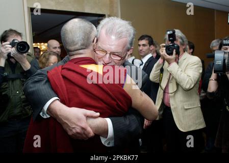 Reverend Bill Crews von der Uniting Church, bekannt für seine soziale Arbeit und ein beliebtes christliches Radioprogramm, begrüßt seine Heiligkeit den 14. Dalai Lama und hat eine Kata gesegnet nach einer Pressekonferenz, die im Rahmen des 11-tägigen Besuchs des Dalai Lama in Australien (6.-16. Juni) stattfand. Sheraton Wentworth Hotel, Sydney, Australien. 14.06.07. Stockfoto