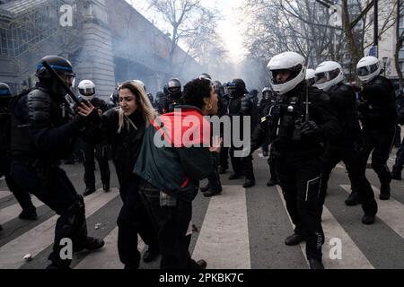 Paris, Frankreich. 6. April 2023. Michael Bunel / Le Pictorium - Demonstration gegen die Rentenreform in Paris - 6/4/2023 - Frankreich / Paris - Ein junger Demonstrante Schreit ein Mitglied des MUV-M an, nachdem ein Demonstrante von derselben MUV-M-Einheit gewaltsam verhaftet wurde. 11. Tag der Mobilisierung gegen die Rentenreform, den Einsatz von 49,3 und die Politik der Regierung von Emmanuel Macron. 6. April 2023 Paris, Frankreich. Kredit: LE PICTORIUM/Alamy Live News Stockfoto