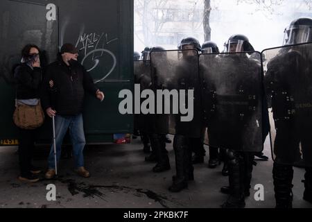 Paris, Frankreich. 6. April 2023. Michael Bunel / Le Pictorium - Demonstration gegen die Rentenreform in Paris - 6/4/2023 - Frankreich / Paris - ein älteres Paar schützt sich vor Tränengas neben der Polizei. 11. Tag der Mobilisierung gegen die Rentenreform, den Einsatz von 49,3 und die Politik der Regierung von Emmanuel Macron. 6. April 2023 Paris, Frankreich. Kredit: LE PICTORIUM/Alamy Live News Stockfoto
