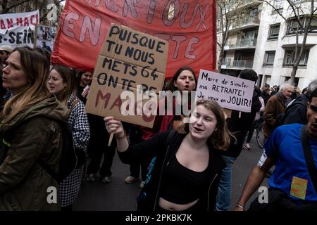 Paris, Frankreich. 6. April 2023. Michael Bunel / Le Pictorium - Demonstration gegen die Rentenreform in Paris - 6/4/2023 - Frankreich / Paris - Ein Demonstrante trägt ein Plakat mit den Worten puisque tu nous mets 64 auf dem re-MAI 68. 11. Tag der Mobilisierung gegen die Rentenreform, den Einsatz von 49,3 und die Politik der Regierung von Emmanuel Macron. 6. April 2023 Paris, Frankreich. Kredit: LE PICTORIUM/Alamy Live News Stockfoto