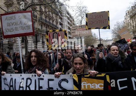 Paris, Frankreich. 6. April 2023. Michael Bunel / Le Pictorium - Demonstration gegen die Rentenreform in Paris - 6/4/2023 - Frankreich / Paris - Prozession der FNAC-Mitarbeiter. 11. Tag der Mobilisierung gegen die Rentenreform, den Einsatz der 49,3 und die Politik der Regierung von Emmanuel Macron. 6. April 2023 Paris, Frankreich. Kredit: LE PICTORIUM/Alamy Live News Stockfoto