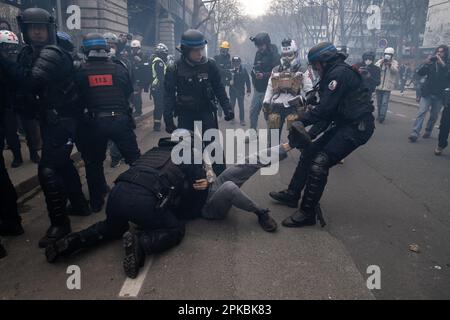 Paris, Frankreich. 6. April 2023. Michael Bunel / Le Pictorium - Demonstration gegen die Rentenreform in Paris - 6/4/2023 - Frankreich / Paris - die Polizei befragt einen Demonstranten. Einer der Cops schießt dem Demonstranten ins Bein, während er am Boden ist. 11. Tag der Mobilisierung gegen die Rentenreform, den Einsatz von 49,3 und die Politik der Regierung von Emmanuel Macron. 6. April 2023 Paris, Frankreich. Kredit: LE PICTORIUM/Alamy Live News Stockfoto