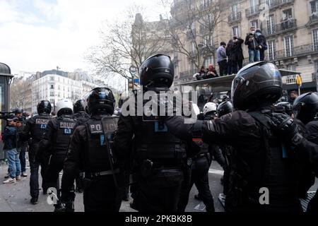 Paris, Frankreich. 6. April 2023. Michael Bunel / Le Pictorium - Demonstration gegen die Rentenreform in Paris - 6/4/2023 - Frankreich / Paris - Elfter Tag der Mobilisierung gegen die Rentenreform, den Einsatz von 49,3 und die Politik der Regierung von Emmanuel Macron. 6. April 2023 Paris, Frankreich. Kredit: LE PICTORIUM/Alamy Live News Stockfoto