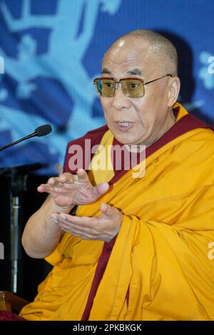 Seine Heiligkeit der 14. Dalai Lama führt eine Medienkonferenz durch, bevor er seine „Stadien der Meditation“-Lehren beginnt, die vom 11-14. Bis 19. Juni auf dem Sydney Showground im Sydney Olympic Park vier Tage lang in Sydney abgehalten werden. Sydney, Australien. 11.06.08. Stockfoto