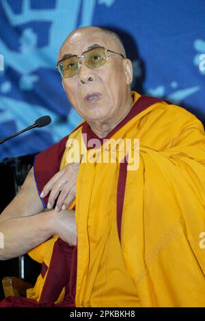 Seine Heiligkeit der 14. Dalai Lama führt eine Medienkonferenz durch, bevor er seine „Stadien der Meditation“-Lehren beginnt, die vom 11-14. Bis 19. Juni auf dem Sydney Showground im Sydney Olympic Park vier Tage lang in Sydney abgehalten werden. Sydney, Australien. 11.06.08. Stockfoto