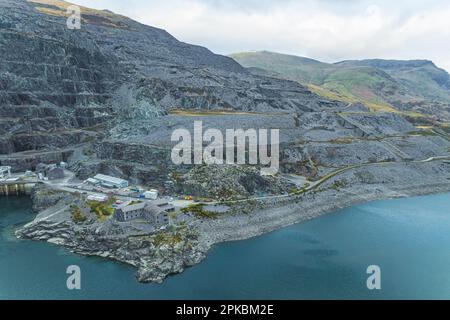 Malerische Drohnenaufnahme des Llyn Peris Lake. Gletschersee. Atemberaubende natürliche Reiseziele. Hochwertiges Foto Stockfoto