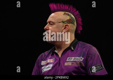 Peter Wright reagiert während der Cazoo PDC Premier League Darts Night 10 2023 in der Utilita Arena Birmingham, Birmingham, Großbritannien. 6. April 2023. (Foto von Gareth Evans/News Images) in Birmingham, Großbritannien, am 4/6/2023. (Foto: Gareth Evans/News Images/Sipa USA) Guthaben: SIPA USA/Alamy Live News Stockfoto