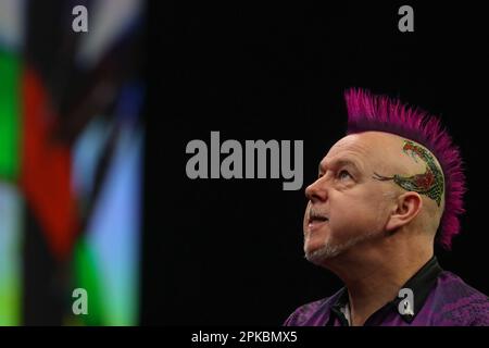 Peter Wright reagiert während der Cazoo PDC Premier League Darts Night 10 2023 in der Utilita Arena Birmingham, Birmingham, Großbritannien. 6. April 2023. (Foto von Gareth Evans/News Images) in Birmingham, Großbritannien, am 4/6/2023. (Foto: Gareth Evans/News Images/Sipa USA) Guthaben: SIPA USA/Alamy Live News Stockfoto