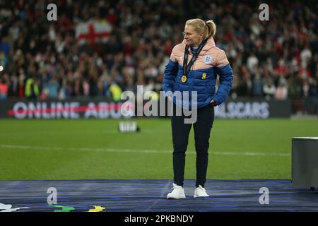 London, Großbritannien. 06. April 2023. Chefredakteurin von England Sarina Wiegman (Manger England) beim Womens Finalissima 2023 Fußballspiel zwischen England (UEFA Womens European Champion) und Brasilien (CONMEBOL Womens South-american Champion) im Wembley Stadium, London, England. (Foto: Pedro Soares/Sports Press Photo/C - FRIST VON EINER STUNDE - FTP NUR AKTIVIEREN, WENN BILDER WENIGER ALS EINE STUNDE ALT sind - Alamy) Guthaben: SPP Sport Press Photo. Alamy Live News Stockfoto