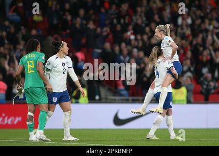 London, Großbritannien. 06. April 2023. Leah Williamson (5 England) springt auf Keira Walsh (4 England) und feiert während des Womens Finalissima 2023 Fußballspiels zwischen England (UEFA Womens Europameister) und Brasilien (CONMEBOL Womens südamerikanischer Champion) im Wembley Stadium, London, England. (Foto: Pedro Soares/Sports Press Photo/C - FRIST VON EINER STUNDE - FTP NUR AKTIVIEREN, WENN BILDER WENIGER ALS EINE STUNDE ALT sind - Alamy) Guthaben: SPP Sport Press Photo. Alamy Live News Stockfoto