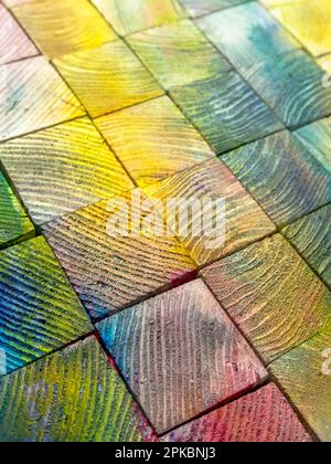 Farbenfrohe Kiefernwürfel. Farbenfrohe Holztexturen. Kiefernstruktur in verschiedenen Farben lackiert. Stockfoto