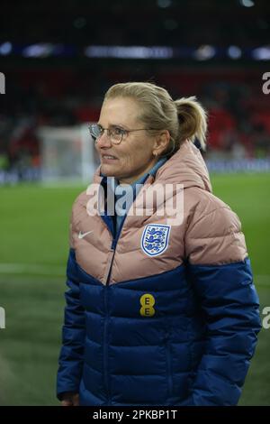 London, Großbritannien. 06. April 2023. Chefredakteurin von England Sarina Wiegman (Manger England) beim Womens Finalissima 2023 Fußballspiel zwischen England (UEFA Womens European Champion) und Brasilien (CONMEBOL Womens South-american Champion) im Wembley Stadium, London, England. (Foto: Pedro Soares/Sports Press Photo/C - FRIST VON EINER STUNDE - FTP NUR AKTIVIEREN, WENN BILDER WENIGER ALS EINE STUNDE ALT sind - Alamy) Guthaben: SPP Sport Press Photo. Alamy Live News Stockfoto