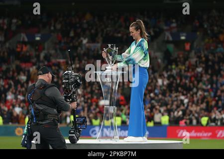 London, Großbritannien. 06. April 2023. Jill Scott setzt die Trophäe während des Womens Finalissima 2023 Fußballspiels zwischen England (UEFA Womens Europameister) und Brasilien (CONMEBOL Womens südamerikanischer Champion) im Wembley Stadium, London, England. (Foto: Pedro Soares/Sports Press Photo/C - FRIST VON EINER STUNDE - FTP NUR AKTIVIEREN, WENN BILDER WENIGER ALS EINE STUNDE ALT sind - Alamy) Guthaben: SPP Sport Press Photo. Alamy Live News Stockfoto