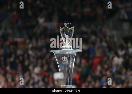 London, Großbritannien. 06. April 2023. Die Trophäe während des Womens Finalissima 2023 Fußballspiels zwischen England (UEFA Womens Europameisterin) und Brasilien (CONMEBOL Womens South-american Champion) im Wembley Stadium, London, England. (Foto: Pedro Soares/Sports Press Photo/C - FRIST VON EINER STUNDE - FTP NUR AKTIVIEREN, WENN BILDER WENIGER ALS EINE STUNDE ALT sind - Alamy) Guthaben: SPP Sport Press Photo. Alamy Live News Stockfoto