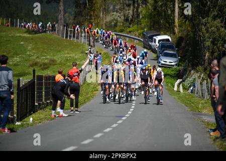 Santa Koloma, Spanien, 06. April 2023: Mehrere Teams ziehen während der 4. Etappe des Baskenlandes 2023 zwischen Santurtzi und Santurtzi am 06. April 2023 in Santa Koloma, Spanien, das Hauptpeloton. Kredit: Alberto Brevers / Alamy Live News Stockfoto