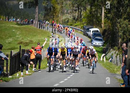 Santa Koloma, Spanien, 06. April 2023: Mehrere Teams ziehen während der 4. Etappe des Baskenlandes 2023 zwischen Santurtzi und Santurtzi am 06. April 2023 in Santa Koloma, Spanien, das Hauptpeloton. Kredit: Alberto Brevers / Alamy Live News Stockfoto