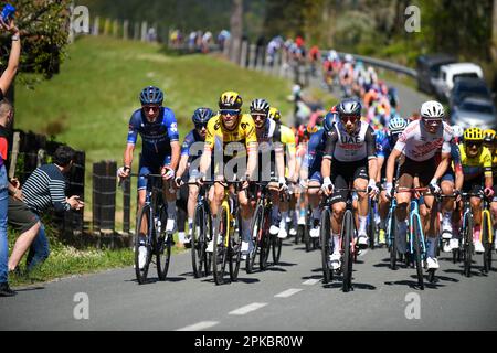 Santa Koloma, Spanien, 06. April 2023: Mehrere Teams ziehen während der 4. Etappe des Baskenlandes 2023 zwischen Santurtzi und Santurtzi am 06. April 2023 in Santa Koloma, Spanien, das Hauptpeloton. Kredit: Alberto Brevers / Alamy Live News Stockfoto