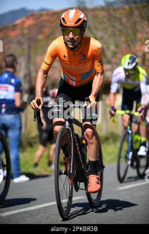 Santa Koloma, Spanien, 06. April 2023: Der Reiter von Euskaltel - Euskadi, Mikel Bizkarra während der 4. Etappe des Baskenlandes Itzulia 2023 zwischen Santurtzi und Santurtzi am 06. April 2023 in Santa Koloma, Spanien. Kredit: Alberto Brevers / Alamy Live News Stockfoto