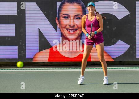 Charleston, SC, USA. 6. April 2023. (4) BELINDA BENCIC SUI spielt bei der WTA Series für die Credit One Charleston Open in Charleston, SC, USA gegen SHELBY ROGERS USA. (Kreditbild: © Walter G. Arce Sr./ZUMA Press Wire) NUR REDAKTIONELLE VERWENDUNG! Nicht für den kommerziellen GEBRAUCH! Stockfoto