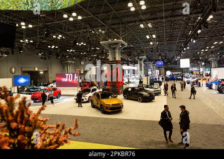 New York, New York, USA. 6. April 2023. Die New York International Auto Show wurde für die Presse im Jacob Javits Convention Center eröffnet und am 7. April für die Öffentlichkeit geöffnet. Kredit: Ed Lefkowicz/Alamy Live News Stockfoto