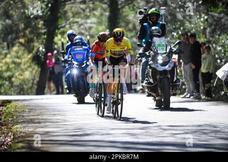 La Asturiana, Spanien, 06. April 2023: Jumbo-Visma Rider, Jonas Vingegaard zusammen mit Mikel Landa (Bahrain - Victorius) während der 4. Etappe des Itzulia Basque Country 2023 zwischen Santurtzi und Santurtzi am 06. April 2023 in La Asturiana, Spanien. Kredit: Alberto Brevers / Alamy Live News Stockfoto