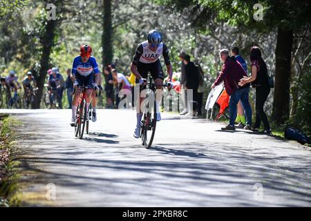 La Asturiana, Spanien, 06. April 2023: Team Emirates Rider Brandon McNulty zusammen mit Mattias Skjelmose (Trek-Segafredo) während der 4. Etappe des Baskenlandes Itzulia 2023 zwischen Santurtzi und Santurtzi am 06. April 2023 in La Asturiana, Spanien. Kredit: Alberto Brevers / Alamy Live News Stockfoto