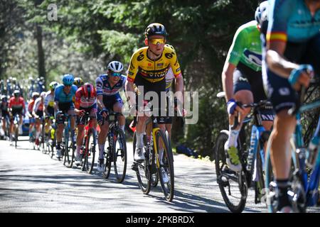 La Asturiana, Spanien, 06. April 2023: Der Jumbo-Visma-Reiter Sam Oomen während der 4. Etappe des Baskenlandes Itzulia 2023 zwischen Santurtzi und Santurtzi am 06. April 2023 in La Asturiana, Spanien. Kredit: Alberto Brevers / Alamy Live News Stockfoto